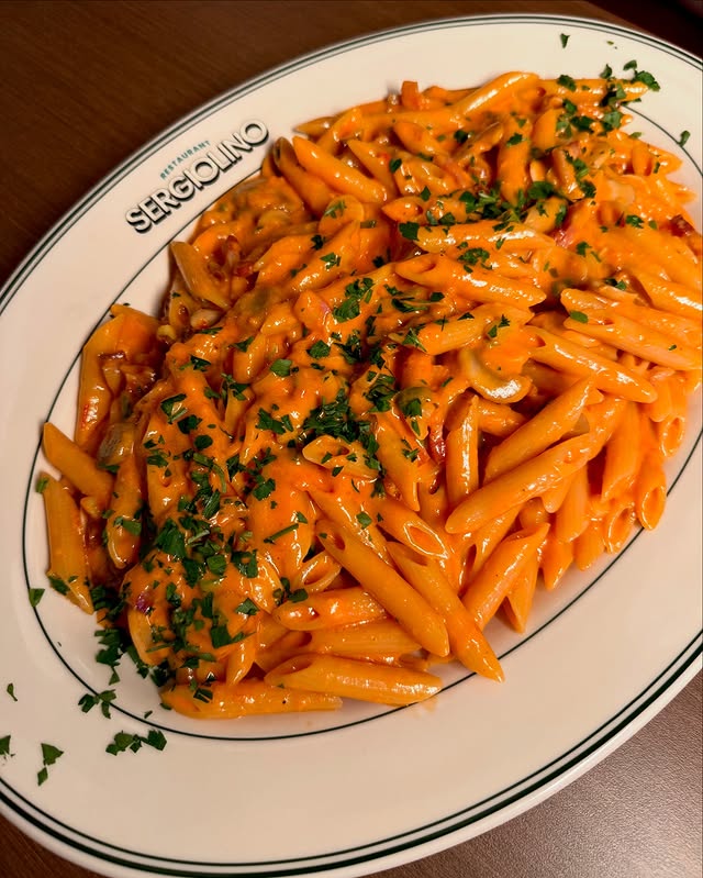 Penne alla vodka on a Sergiolino platter