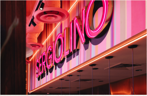 Enseigne néon Sergiolino dans la salle à manger