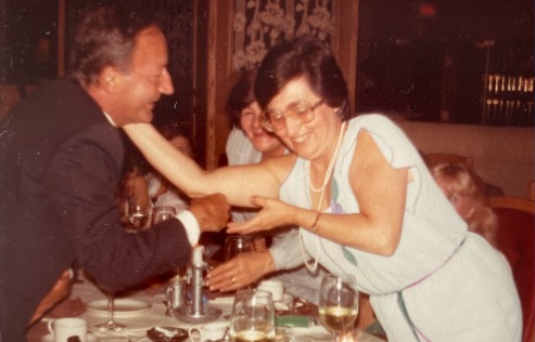 Photo de famille vintage de maman lors d'un souper au restaurant
