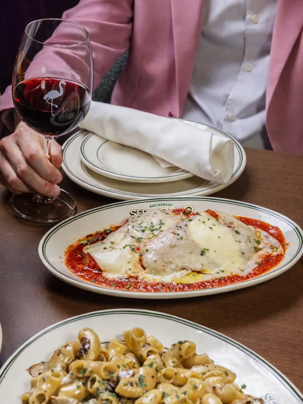 Veal parmigiana on a Sergiolino plate with red wine